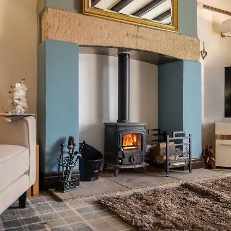Stone In Picturesque North Yorkshire Village - Bull Dog Holiday home Ampleforth