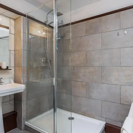 Stone In Picturesque North Yorkshire Village - Bull Dog Holiday home *