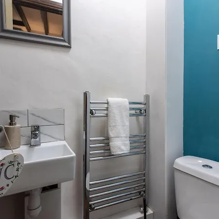 Stone In Picturesque North Yorkshire Village - Bull Dog Holiday home *