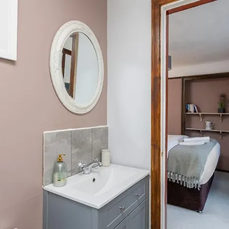 Stone In Picturesque North Yorkshire Village - Bull Dog Holiday home *