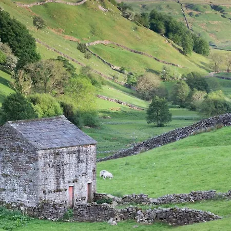 Stone In Picturesque North Yorkshire Village - Bull Dog Ampleforth