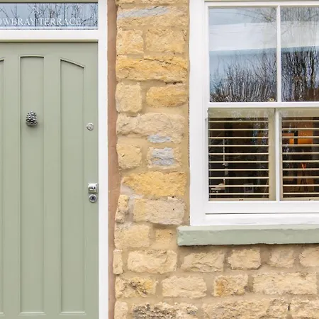 Stone In Picturesque North Yorkshire Village - Bull Dog *